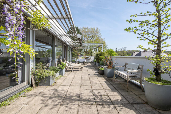 Ca. 84 m² große Dachterrasse