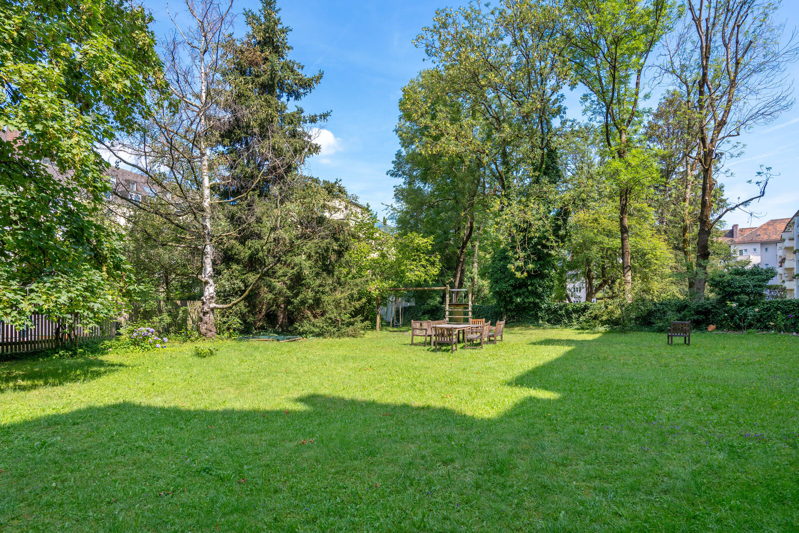 Sonniger Gemeinschaftsgarten zur allgemeinen Nutzung