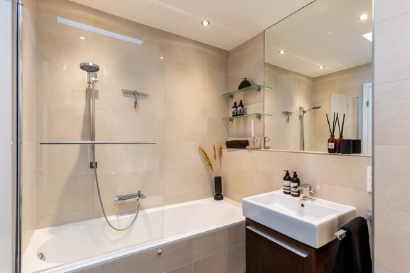 Bathroom with bathtub on the 6th floor