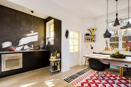 Urban Chic: Stylische 2-Zimmer-Altbauwohnung mit Wohnküche und Balkon