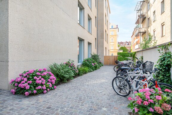Ruhiger Innenhof mit Fahrradabstellmöglichkeit