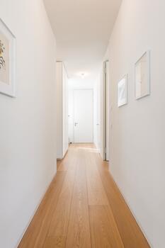 Großzügiges Entrée mit Schreinereinbauten