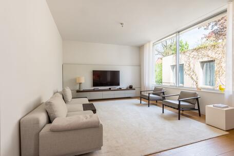 Urban living in Schwabing: stylish 3-room apartment with designer furnishings