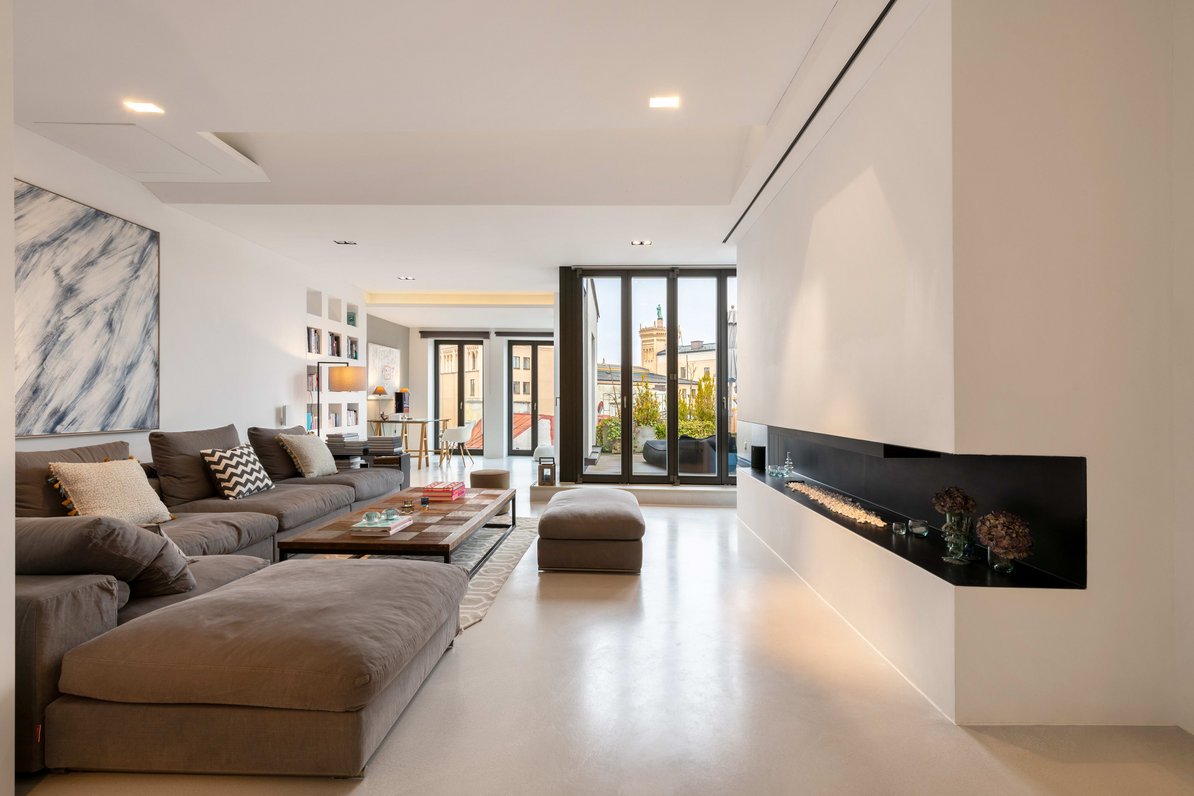 Spacious living area with designer fireplace