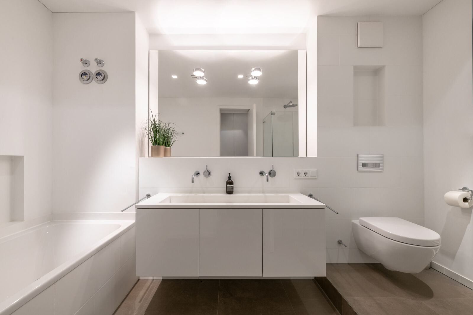Bad mit Dusche und Badewanne