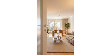 Urban, versatile, and green: Attractive 2.5-room apartment with sunny loggia