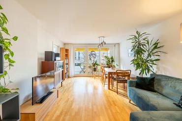 Urban, vielseitig und grün: Attraktive 2,5-Zimmer-Wohnung mit sonniger Loggia