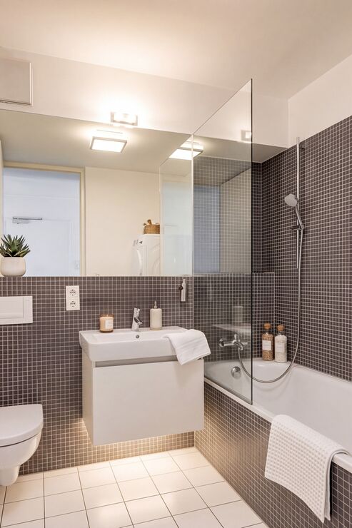 Bathroom (virtually furnished)