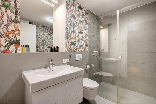 Elegant en-suite shower room