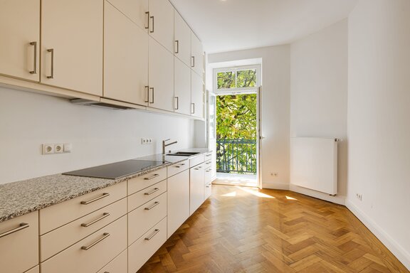 Küche mit Zugang zum Balkon