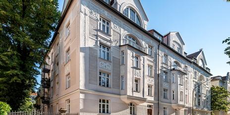 Urbane Eleganz: Stilvoll sanierte, bezugsbereite Altbauwohnung mit Balkon