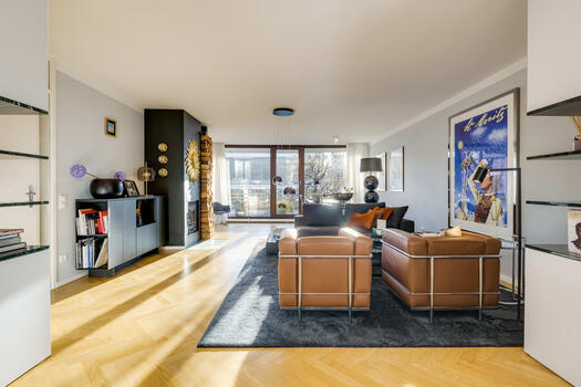 Spacious fireplace lounge