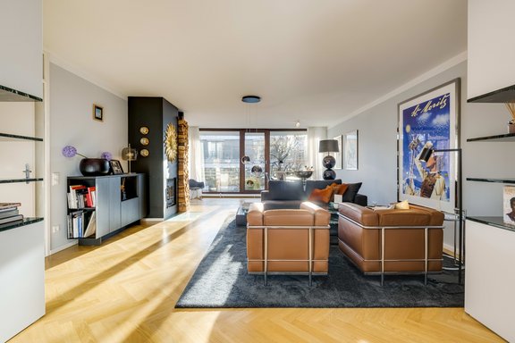 Großzügige Kaminlounge