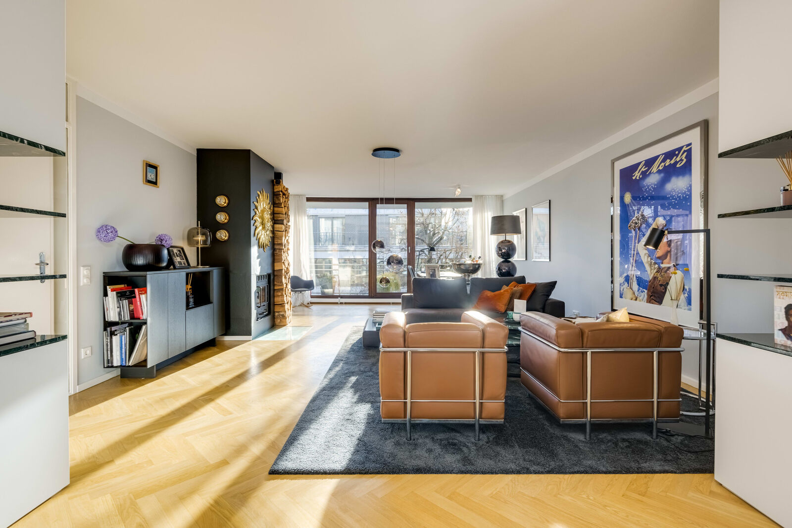 Großzügige Kaminlounge
