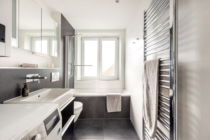 Helles, modernes Badezimmer