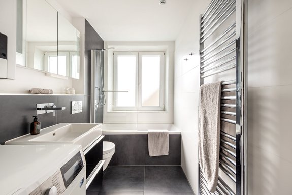 Helles, modernes Badezimmer