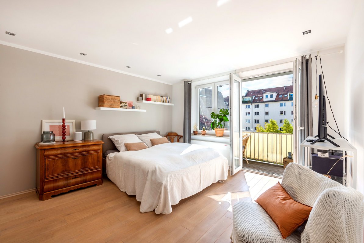 Bright room with balcony access