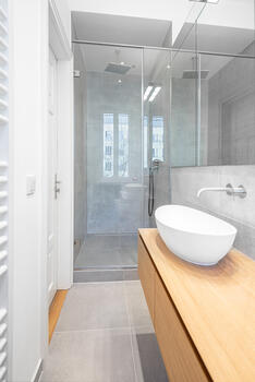 Tasteful daylight bathroom