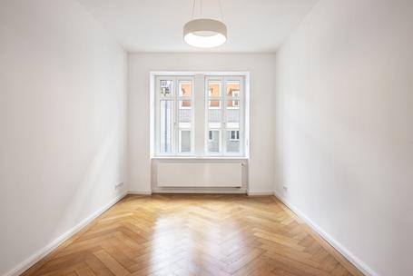 Urban top location: renovated old building apartment with balcony