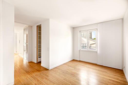 Sleeping area with dressing room