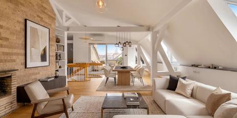 Urbane und ruhige Lage: Reizvolle 2-Zimmer-Maisonette mit Dachterrasse und Garage in Altbau von 1890