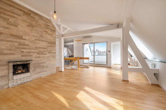 Spacious living and dining area