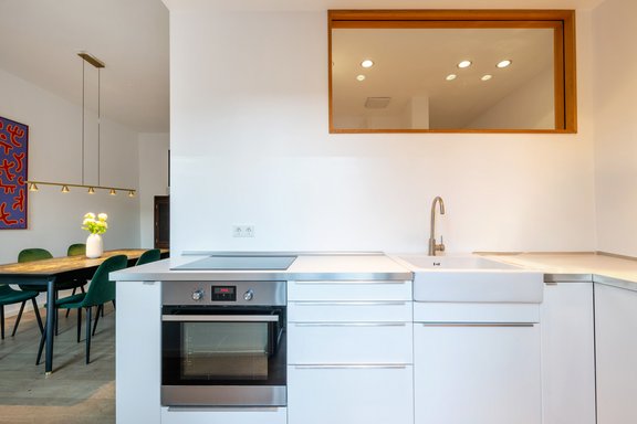 Küchenzeile mit silbernen Akzenten