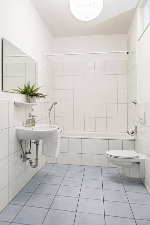 Großzügig geschnittenes Badezimmer