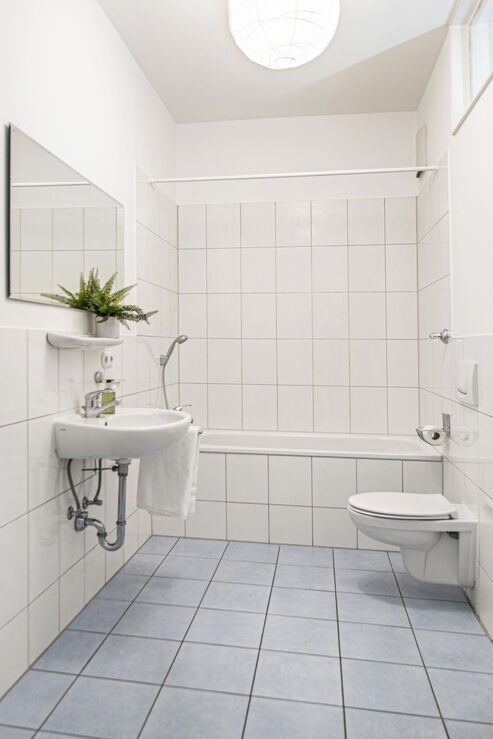 Großzügig geschnittenes Badezimmer