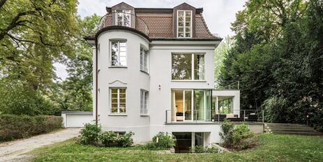 Verstecktes Juwel im Grünen: elegante Villa mit Parkcharakter nahe dem Rotkreuzplatz