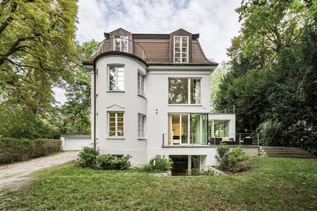 Verstecktes Juwel im Grünen: elegante Villa mit Parkcharakter nahe dem Rotkreuzplatz