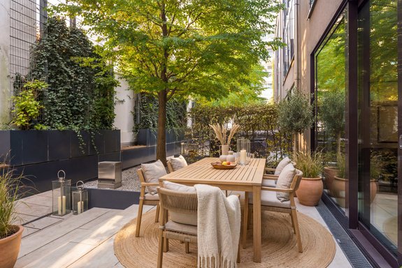 Terrasse im Erdgeschoss (virtuell möbliert)