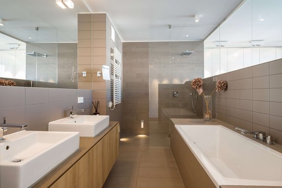 Stilvolles, geräumiges Masterbad