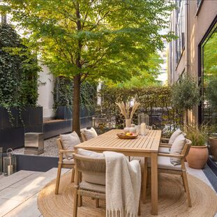 Terrasse im Erdgeschoss (virtuell möbliert)