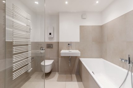 Bad mit Wanne und Dusche