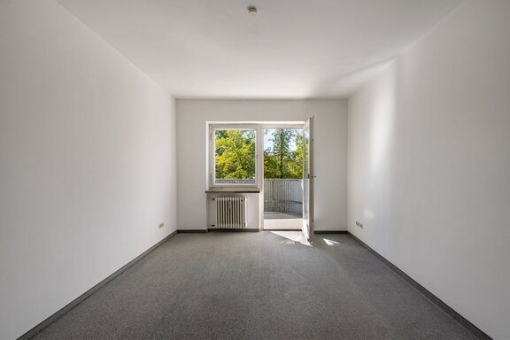 Gäste-/Arbeitszimmer mit Balkon