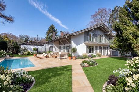 Sunny single-family home in need of renovation on a lot of approximately 1,804 square meters