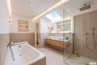Modernes Badezimmer (virtuell möbliert)