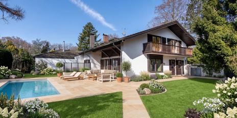 Sunny single-family home in need of renovation on a lot of approximately 1,804 square meters