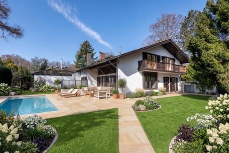 Sunny single-family home in need of renovation on a lot of approximately 1,804 square meters