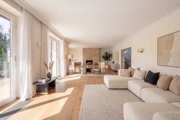 Großzügiger Livingbereich (virtuell möbliert)