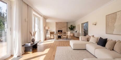 Sunny single-family home in need of renovation on a lot of approximately 1,804 m²