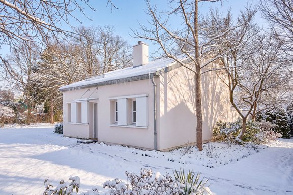 Zweigeschossiges, privates Nebenhaus