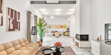 Viel Raum und Privatsphäre: Stilvolles Ensemble aus Haupt- und Gästehaus mit Traumgarten