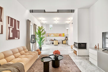 Watch video: Plenty of space and privacy: A stylish complex consisting of a main house and a guest house with a dream garden