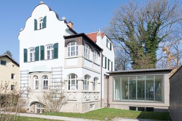 „Villa Anna“: Traumhaftes Altbau-Juwel mit modernem Anbau und Gartenidyll