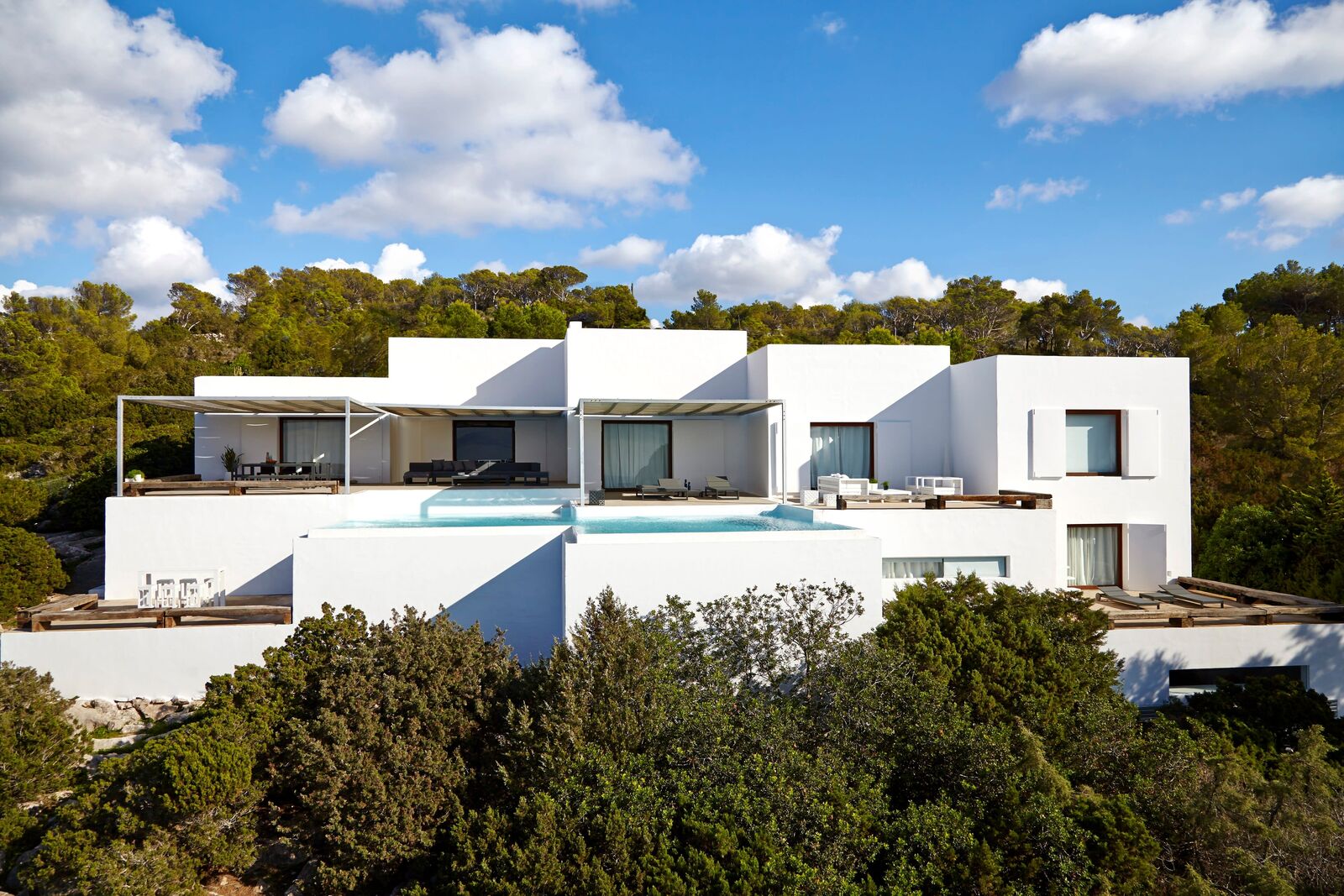Weiße Villa mit Infinity-Pool