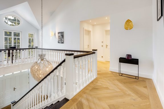 Galerie mit Arbeitsbereich