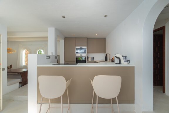 Open Kitchen – Bright Aesthetics and Natural Elegance