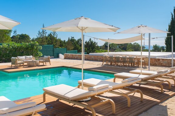 Natural materials and a summery, airy feel by the pool